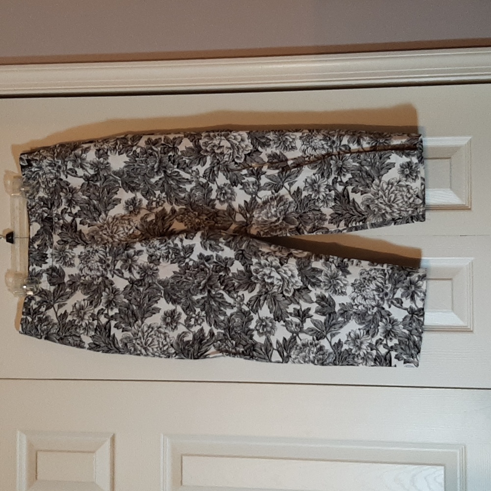 Rafaella Petites Black and White Floral Capri Pants